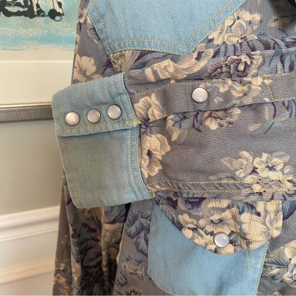 Love the Label Blue Floral Western Button Down Shirt Size Medium - Picture 5 of 8